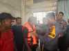 Jumat Curhat, Wakapolres Inhil Serahkan Life Jacket kepada Masyarakat Pesisir dan Nelayan