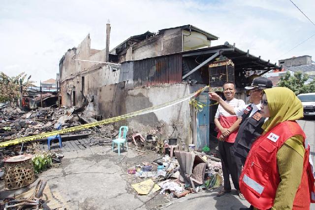 Bupati Inhil HM Wardan Bersama Ketua PMI Tinjau Lokasi Kebakaran di Tembilahan dan Salurkan Bantuan