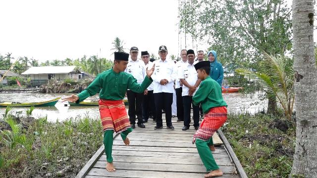 Kunjungi Desa Sungai Berapit, Bupati Inhil Serahkan Zakat Kepada Mustahik