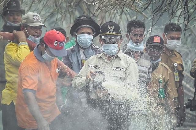 Intensitas Meningkat, Bupati Inhil Terjun Langsung Tinjau Lokasi Karhutla Di Kempas