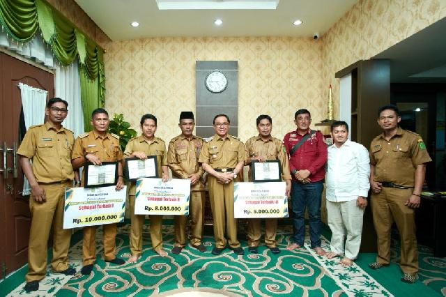 Bupati Inhil Serahkan Piagam Desa Terbaik 2023