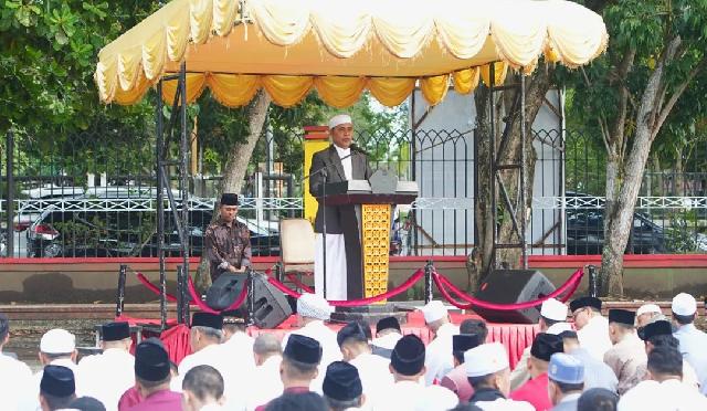 Pj Bupati Inhil Laksanakan Sholat Idul Fitri 1 Syawal 1445 H di Lapangan Gajah Mada Tembilahan