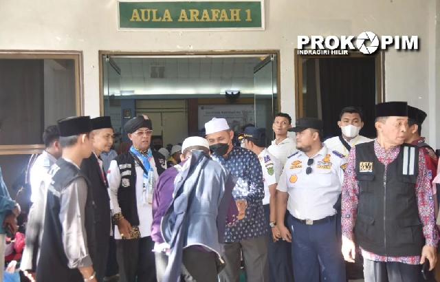 Suasana Haru saat Pj Bupati Inhil Sambut Langsung Kepulangan Jamaah Haji Kloter Pertama