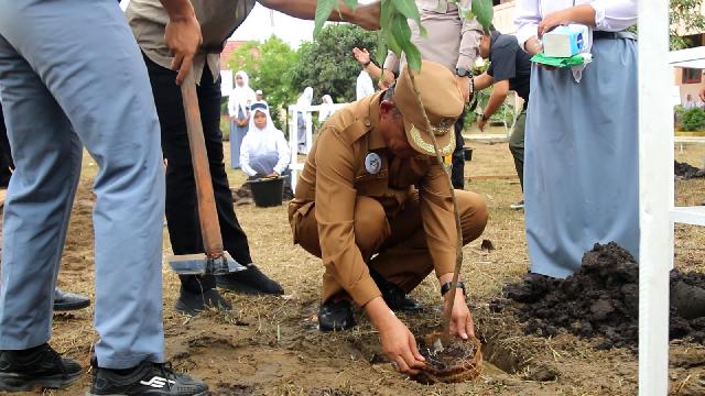 Bupati Herman dan Wakapolda Riau Tanam Pohon pada Program 21.000 Pohon Polda Riau di SMAN 2 Tembilahan