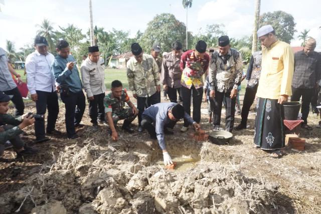 Bupati Inhil Letakkan Batu Pertama Pembangunan Ruang Kelas Baru Popes Babussalam Desa Nyiur Permai, Keritang