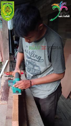 Berbahan Kayu dan Batang Kelapa, Pemuda di Inhil Ini Terima Pesanan Pembuatan Miniatur Kapal yang Mirip Aslinya