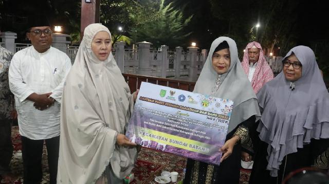 Usai Shalat Isya dan Tarawih Berjama'ah, Ketua GSH Inhil Serahkan Bantuan Paket Premium Ramadhan ke Keluarga Sasaran