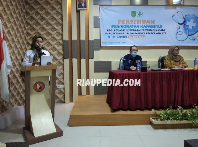 Kadiskes Rahmi Indrasuri Buka Pertemuan Peningkatan Kapasitas Petugas Surveilans Pelacakan KLB