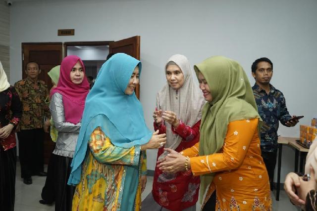 Wakili Bupati Inhil, Staf Ahli Zulaikhah Buka Bimtek Peningkatan Kapasitas RT/RW Tajaan DPMD