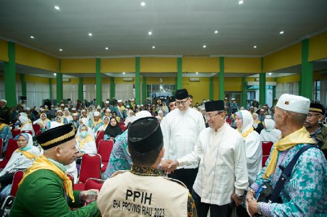 Bupati Inhil HM Wardan Sambut Kedatangan 365 Jemaah Haji Asal Inhil di Embarkasi Haji Antara Pekanbaru