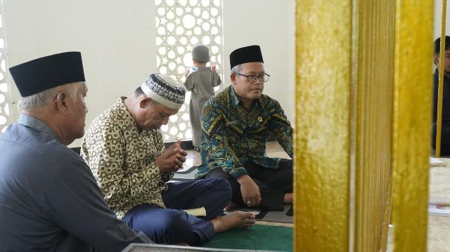 Jelang Milad Kabupaten Inhil ke-61, Bupati Inhil Herman Ziarah ke Makam Tuan Guru Sapat
