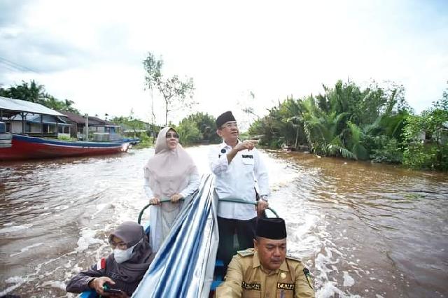 Bupati Inhil Tinjau Langung Pengerjaan Normalisasi Parit di Desa Tekulai Hulu