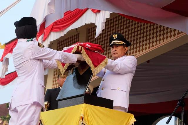 Wakil Bupati Inhil Pimpin Upacara Penurunan Bendera Merah Putih HUT RI Ke-74
