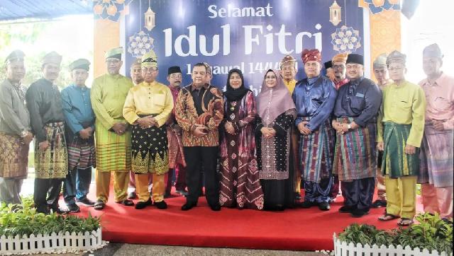 Hari Kedua Idul Fitri Bupati Inhil Halal Bihalal ke Kediaman Gubernur, Wakil Gubernur dan Tokoh Masyarakat Riau