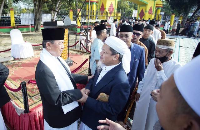 Bupati Inhil Laksanakan Sholat Idul Fitri 1444 Hijriah di Lapangan Gajah Mada Tembilahan