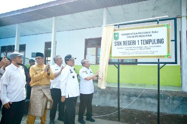 Bupati Inhil HM Wardan Dampingi Gubernur Riau Resmikan SMK Negeri 1 Tempuling