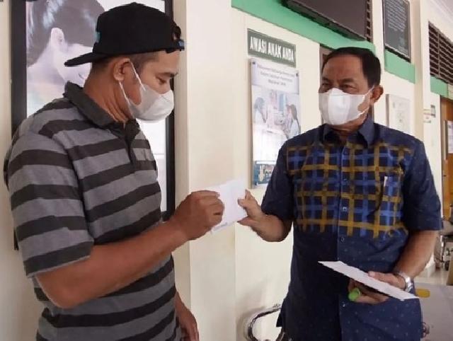 Jenguk Anak Gizi Buruk, Bupati Inhil dan Ketua GSH Serahkan Bantuan untuk Ringankan Biaya Berobat