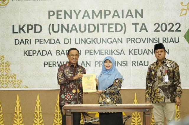 Bupati Inhil Wakili 4 Kabupaten di Riau Sampaikan Sambutan Pada Penyerahan Laporan LKPD Unaudited  TA 2022