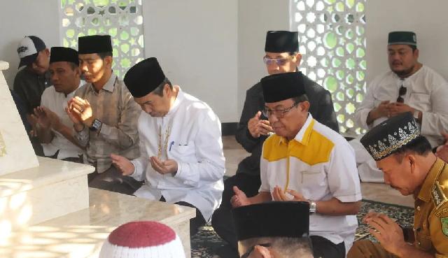 Bupati Inhil HM Wardan Dampingi Gubernur Riau Ziarah Makam Tuan Guru Sapat