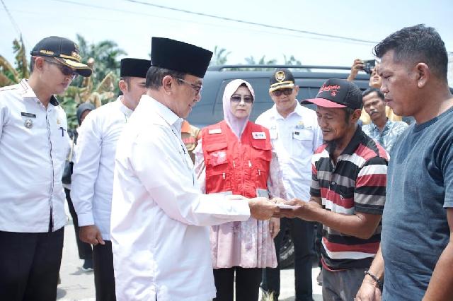 Bupati Inhil Salurkan Bantuan Korban Kebakaran Desa Sencalang